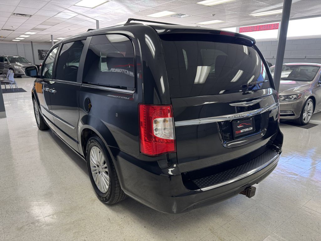 2015 Chrysler Town & Country Image 8