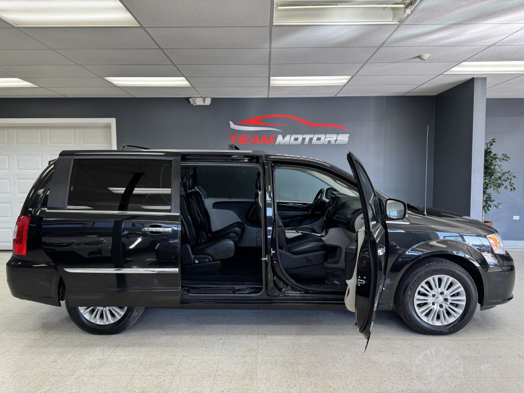 2015 Chrysler Town & Country Image 10