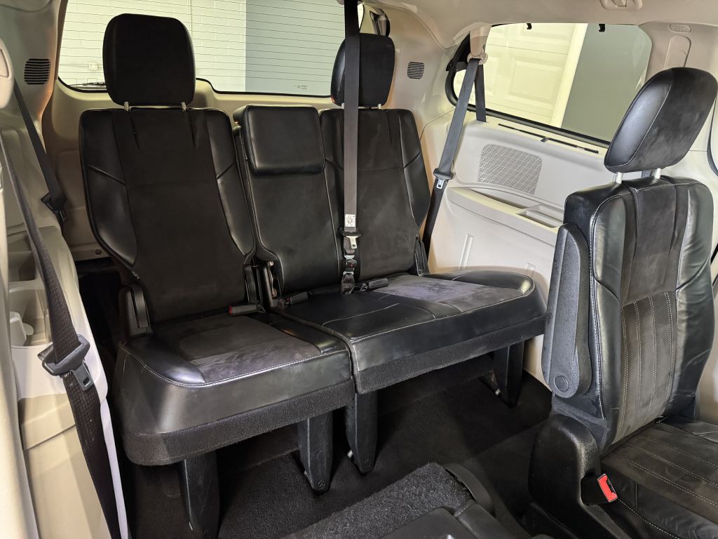 2015 Chrysler Town & Country Image 12