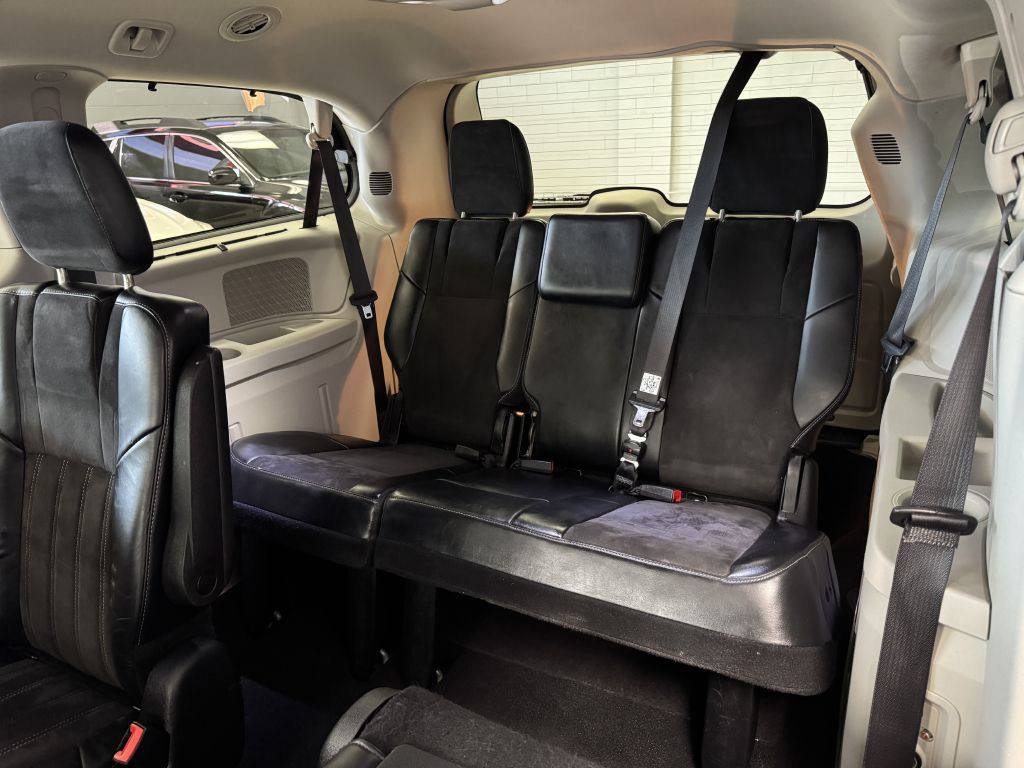 2015 Chrysler Town & Country Image 13