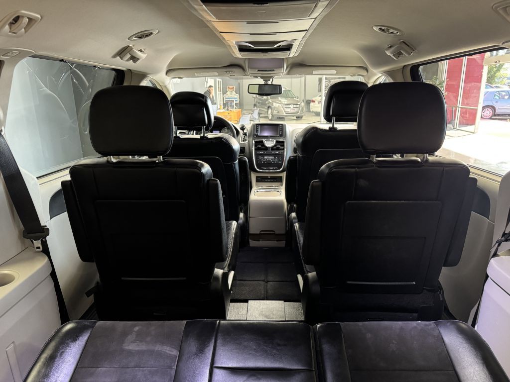 2015 Chrysler Town & Country Image 14