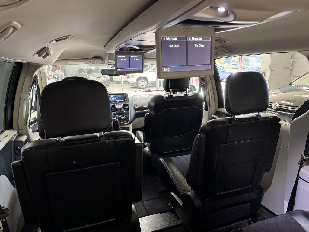 2015 Chrysler Town & Country Image 15