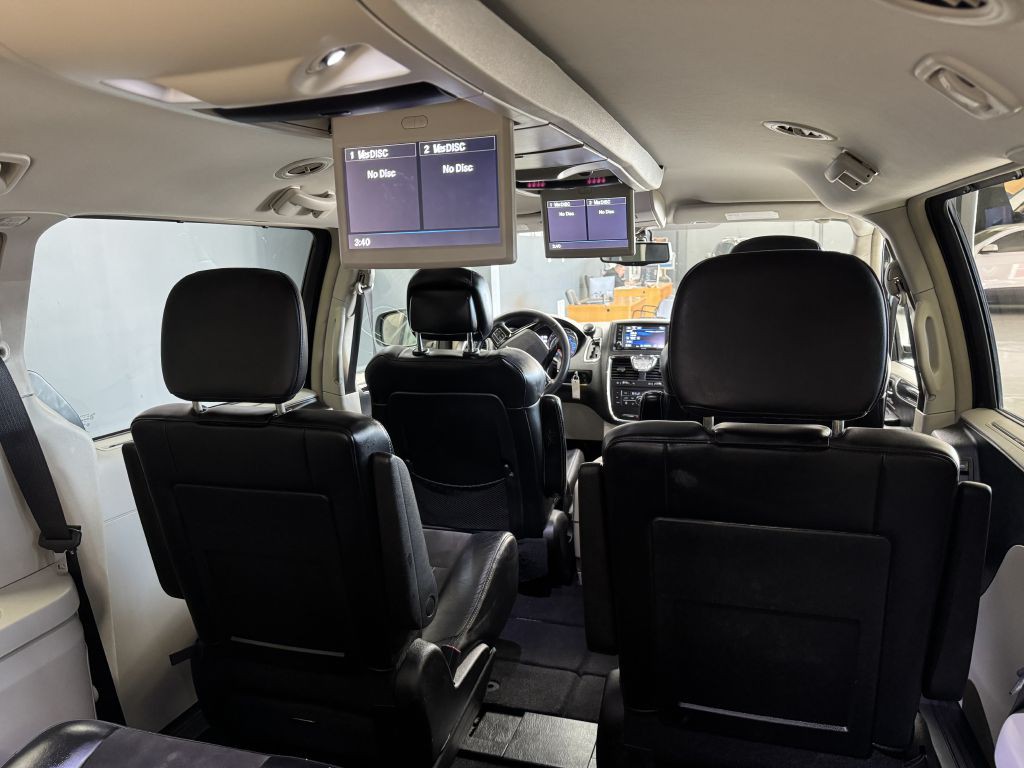2015 Chrysler Town & Country Image 16
