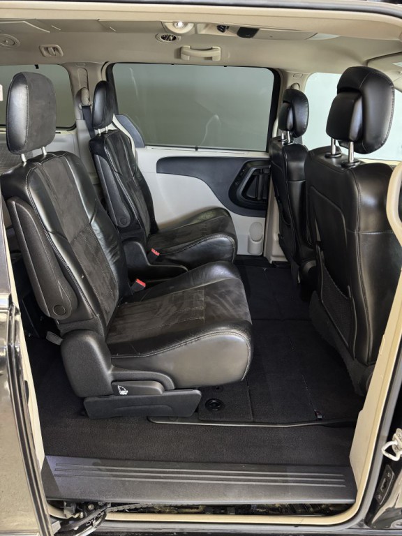 2015 Chrysler Town & Country Image 17