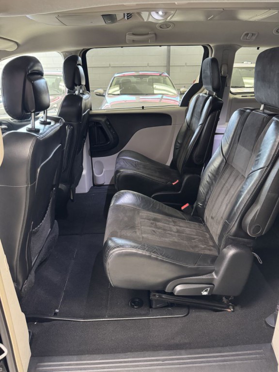 2015 Chrysler Town & Country Image 18