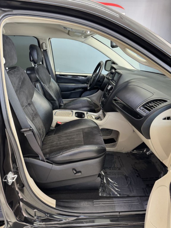 2015 Chrysler Town & Country Image 19