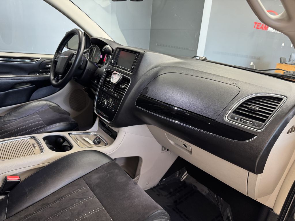 2015 Chrysler Town & Country Image 22