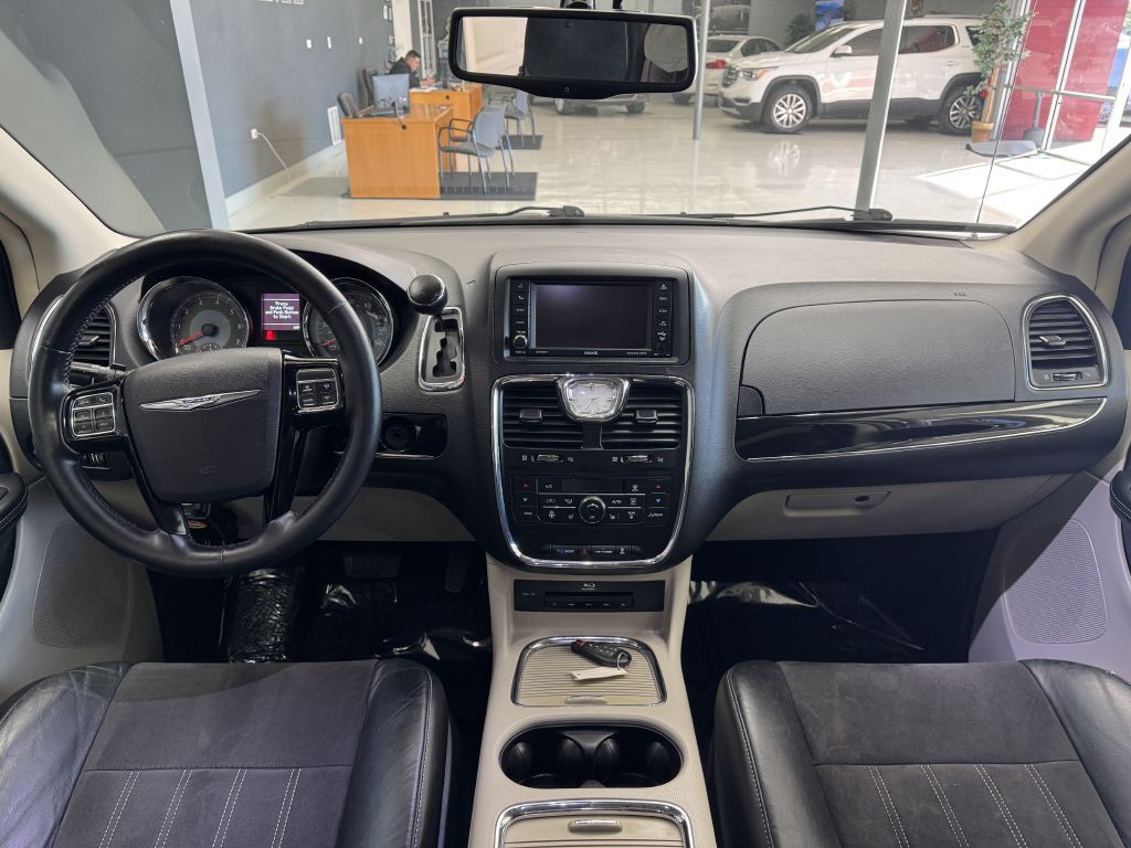 2015 Chrysler Town & Country Image 23