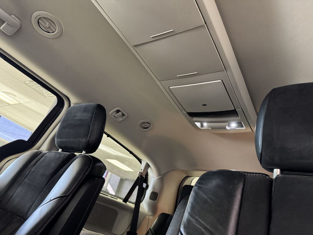 2015 Chrysler Town & Country Image 25