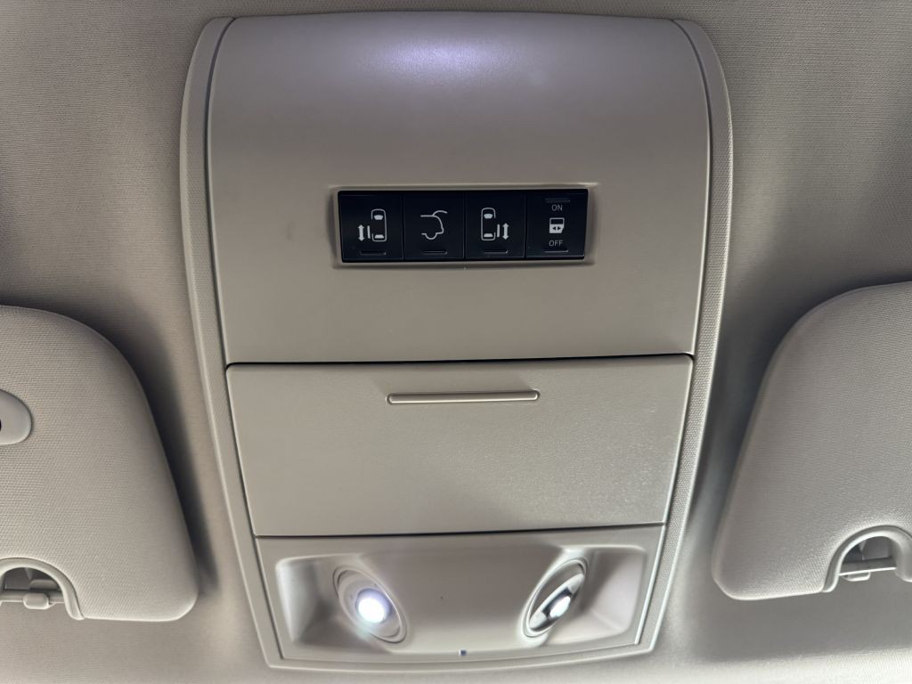 2015 Chrysler Town & Country Image 28