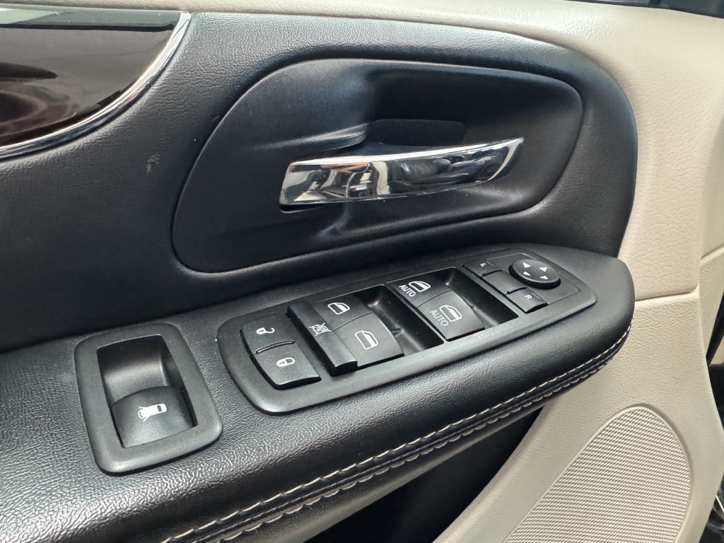 2015 Chrysler Town & Country Image 30