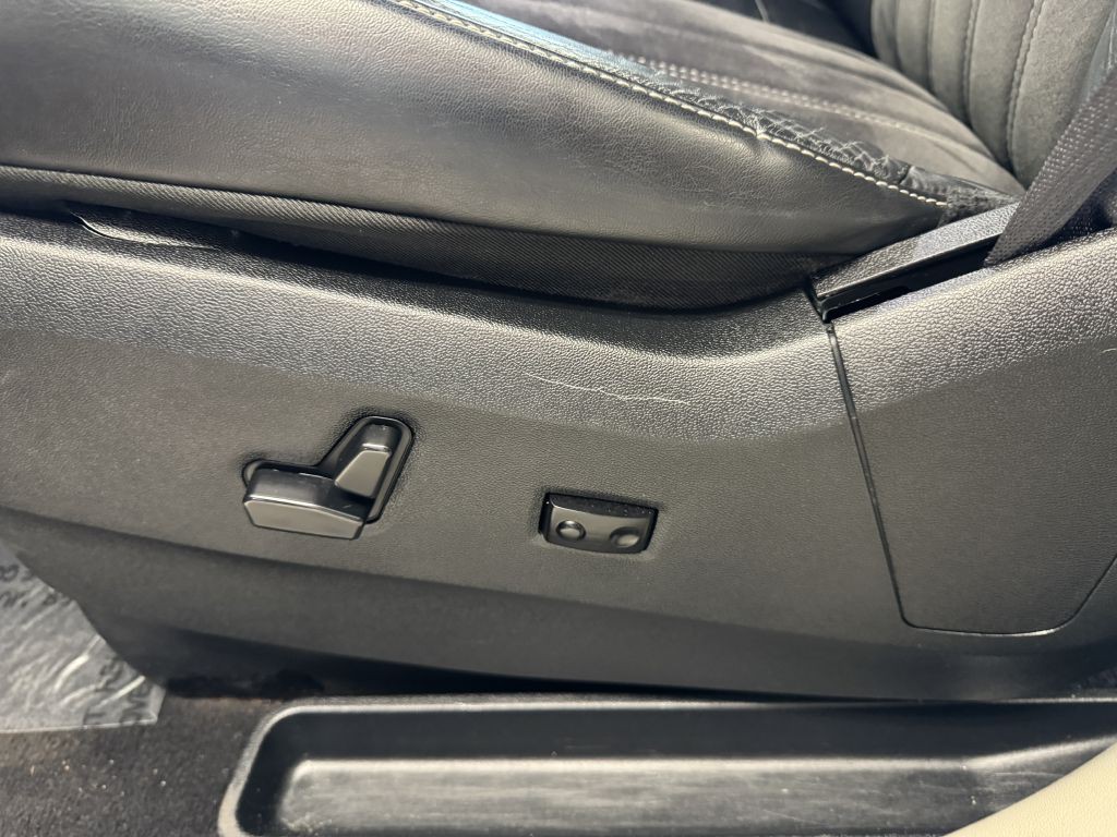 2015 Chrysler Town & Country Image 32