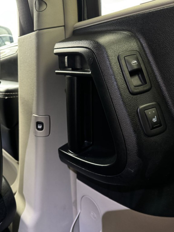 2015 Chrysler Town & Country Image 33