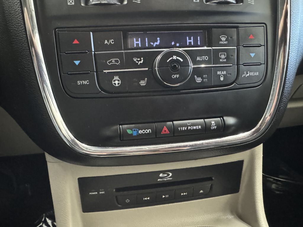 2015 Chrysler Town & Country Image 35