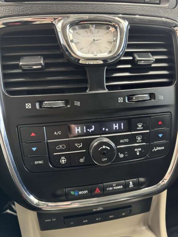 2015 Chrysler Town & Country Image 36