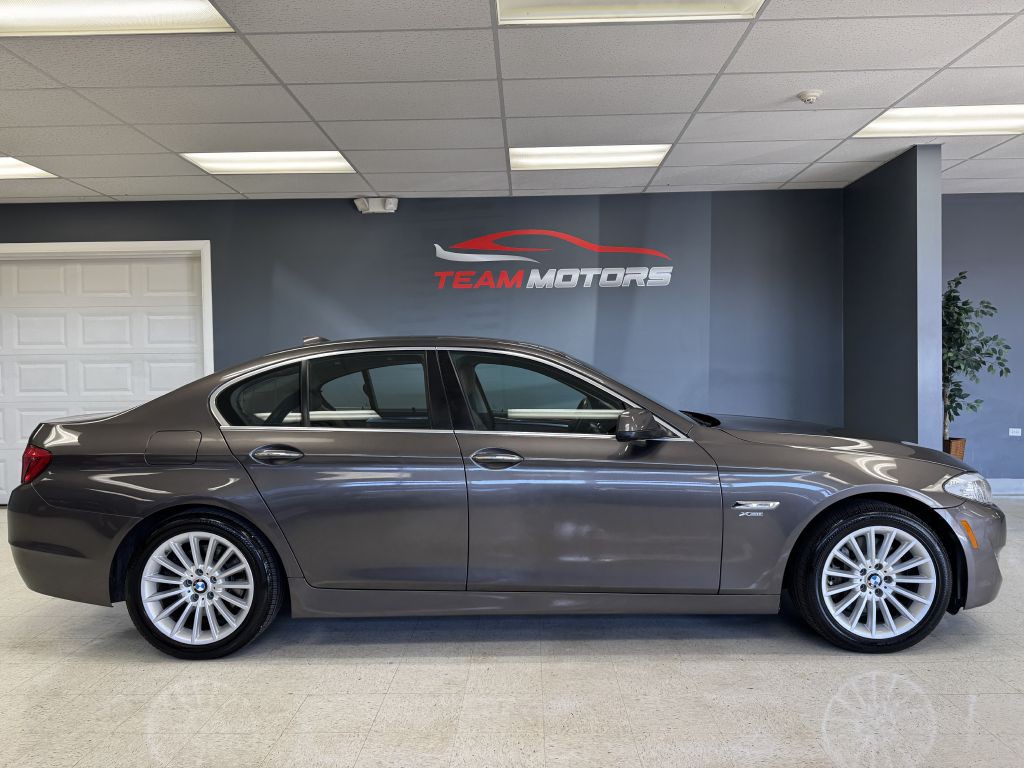 2011 BMW 5 Series Image 2