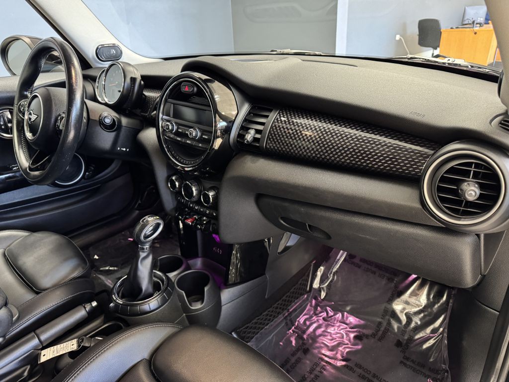 2015 MINI Cooper Image 17