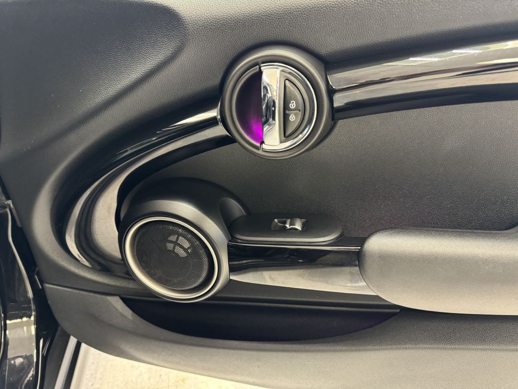 2015 MINI Cooper Image 22