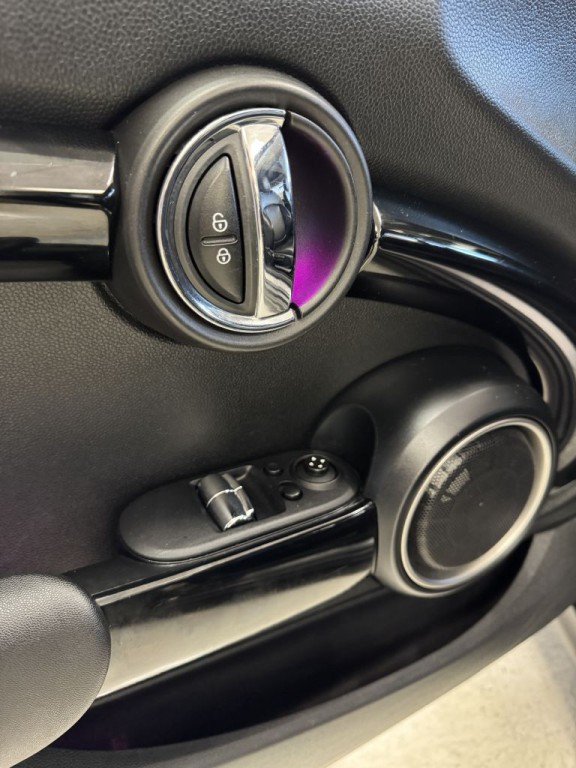 2015 MINI Cooper Image 23