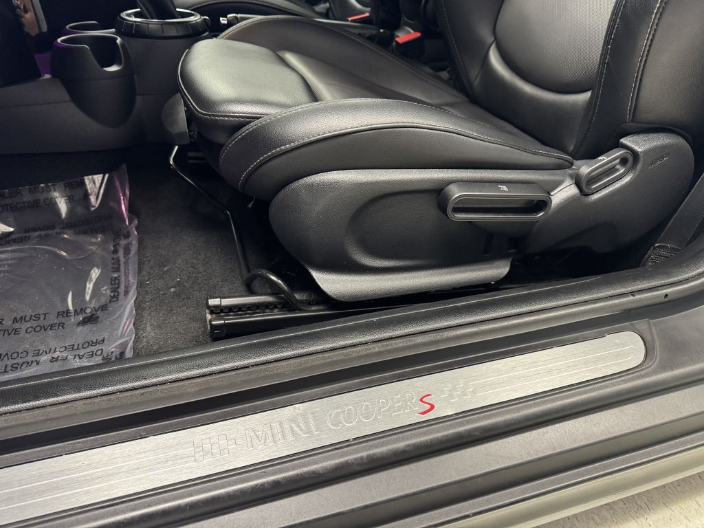 2015 MINI Cooper Image 24