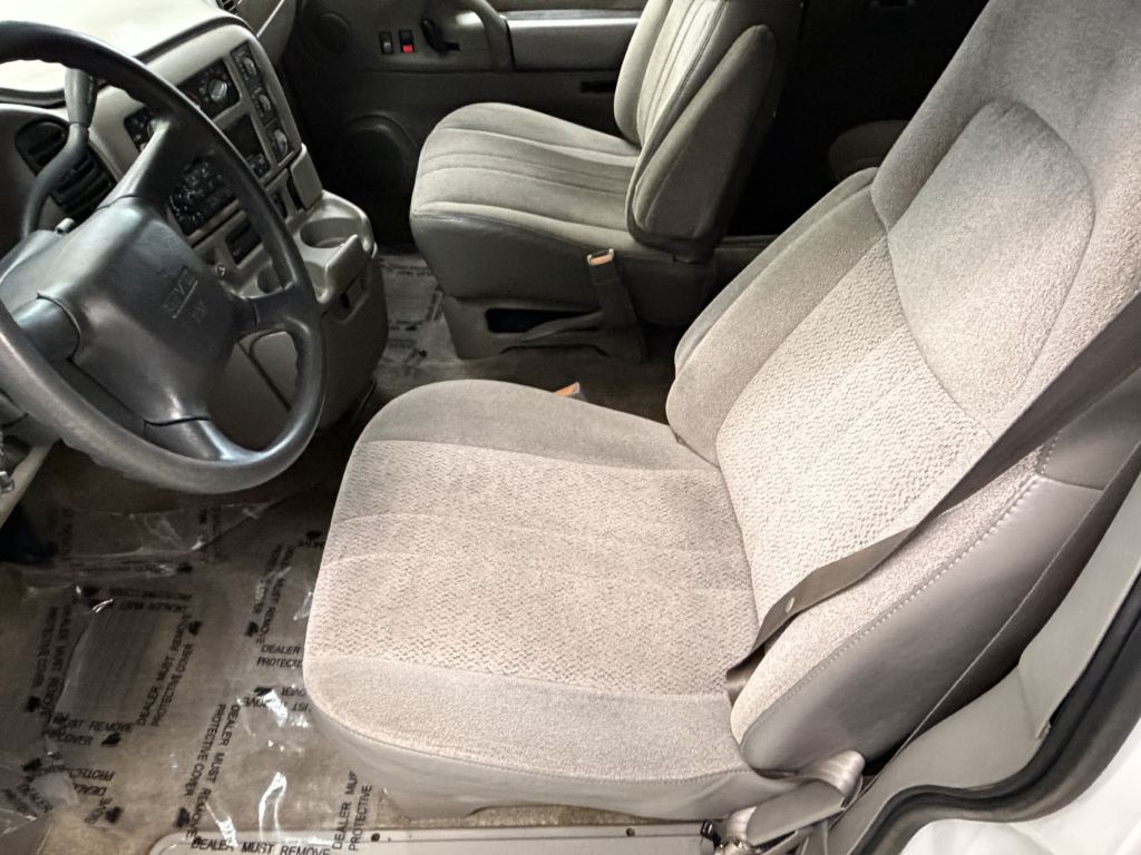 2000 GMC Safari Image 17