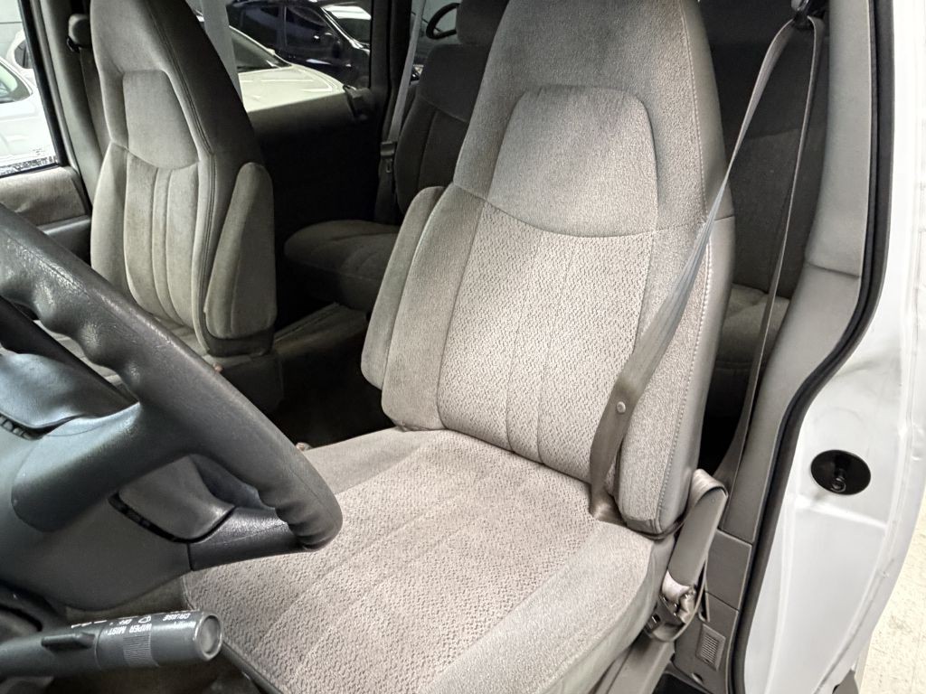 2000 GMC Safari Image 18