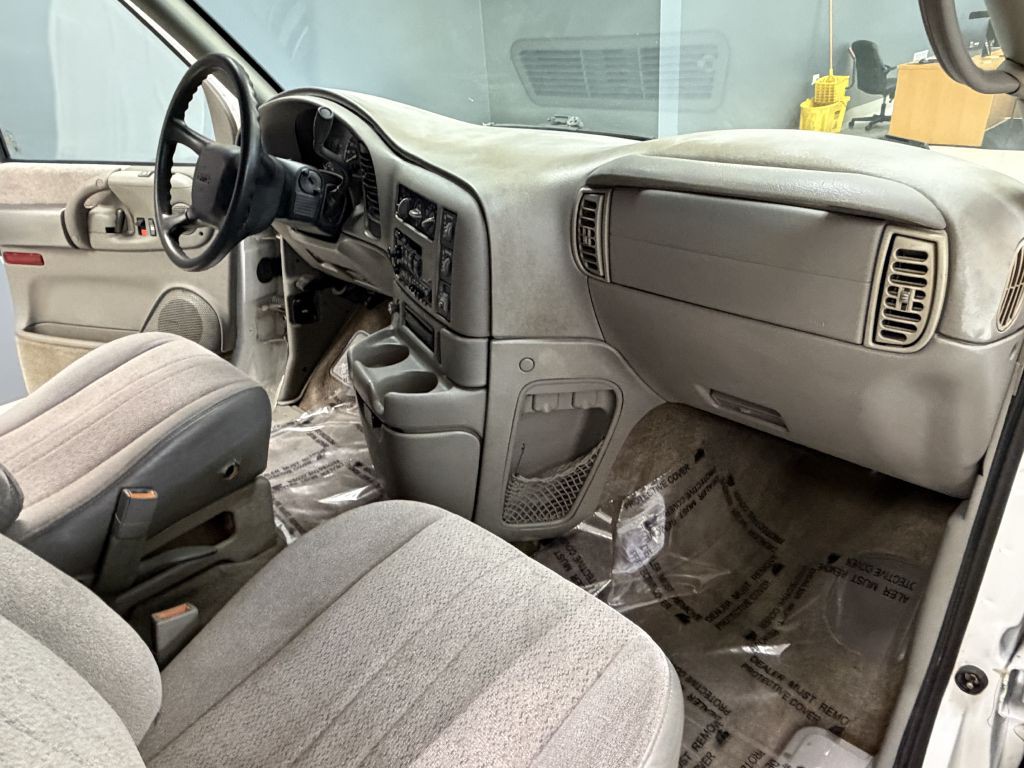 2000 GMC Safari Image 19