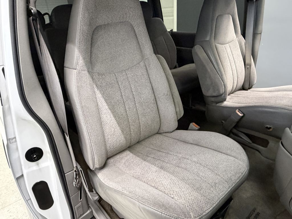 2000 GMC Safari Image 21