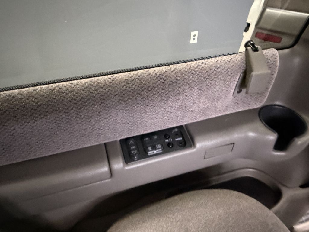 2000 GMC Safari Image 26