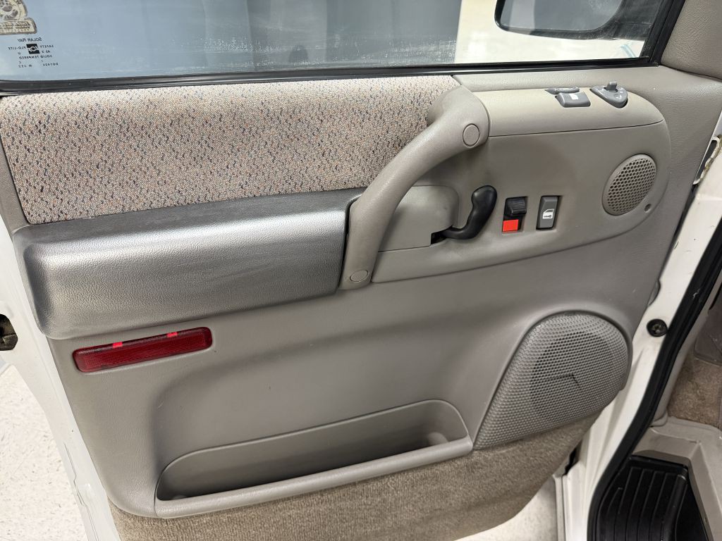 2000 GMC Safari Image 35