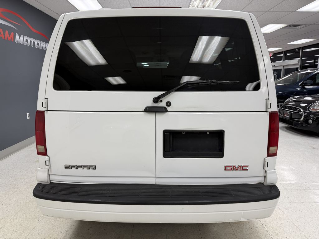 2005 GMC Safari Image 12