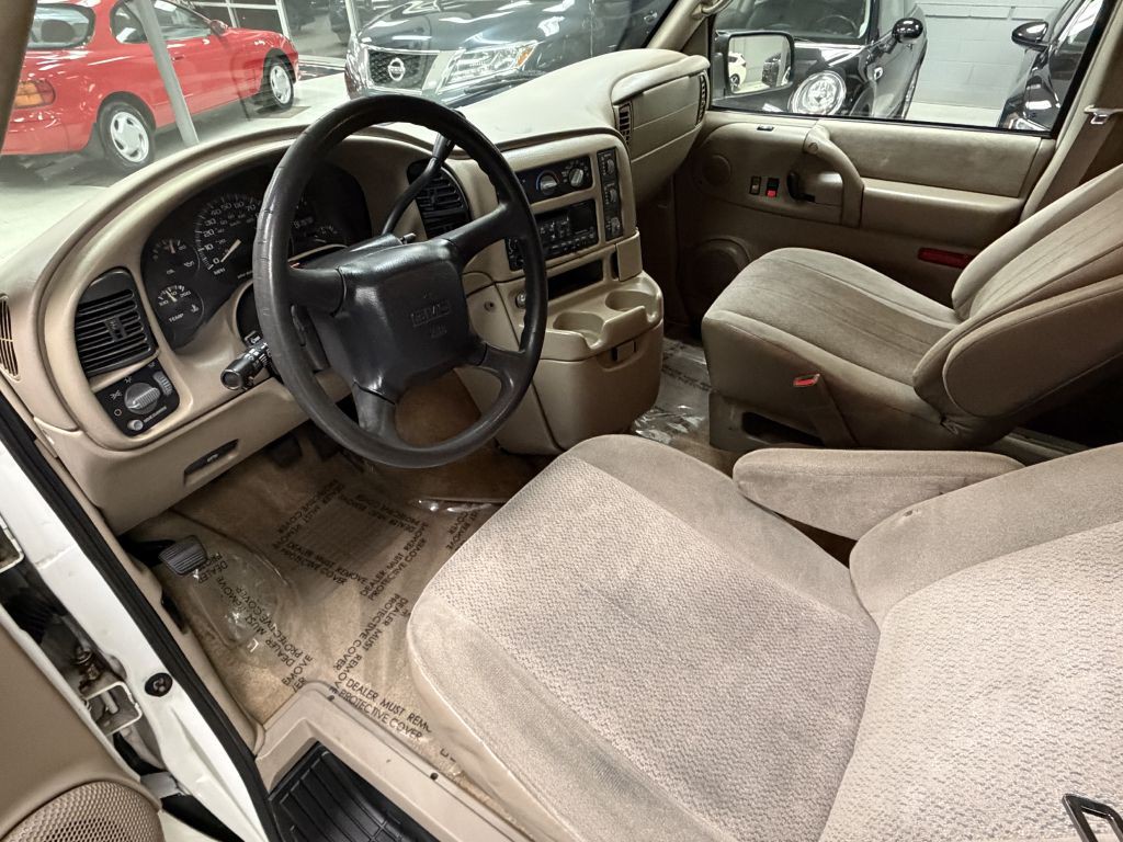 2005 GMC Safari Image 16