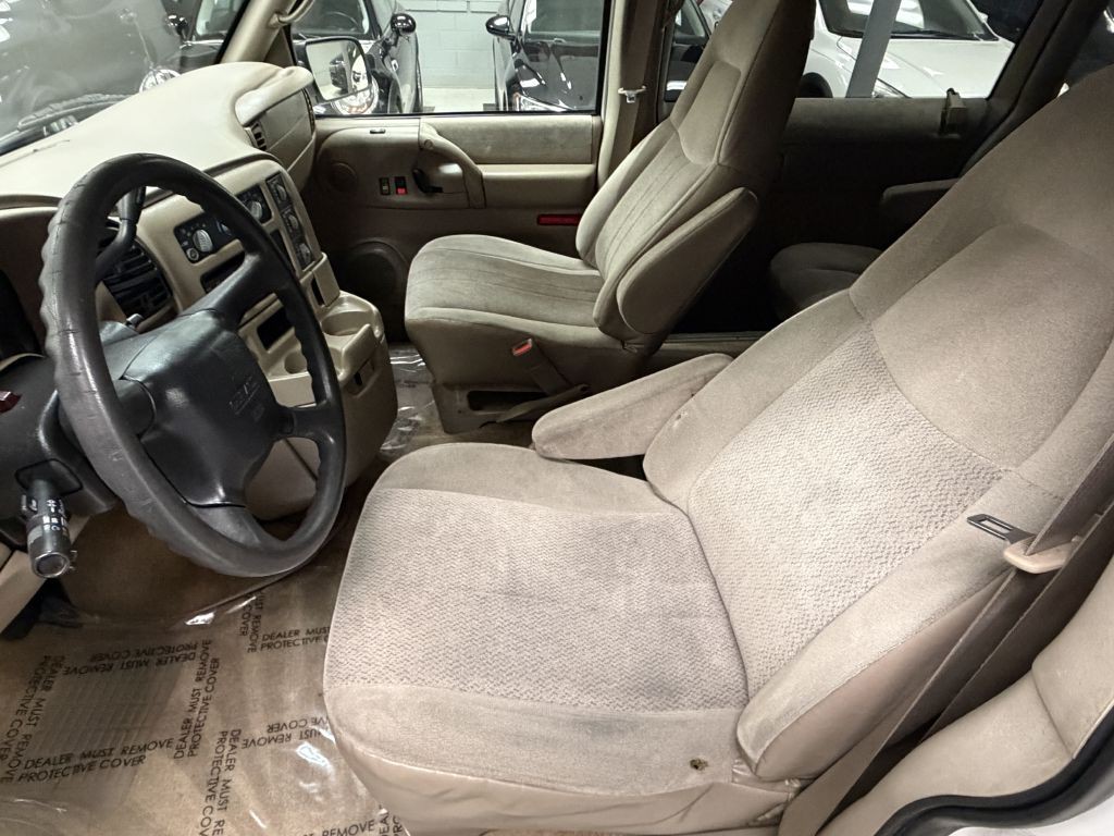 2005 GMC Safari Image 17