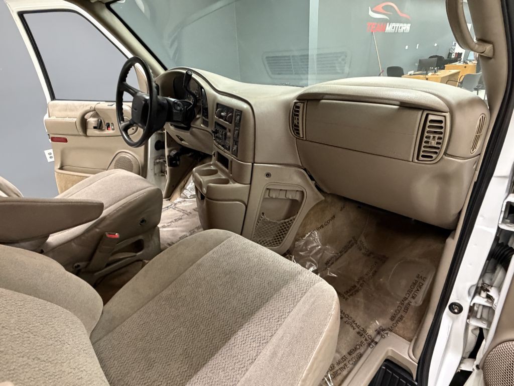 2005 GMC Safari Image 19