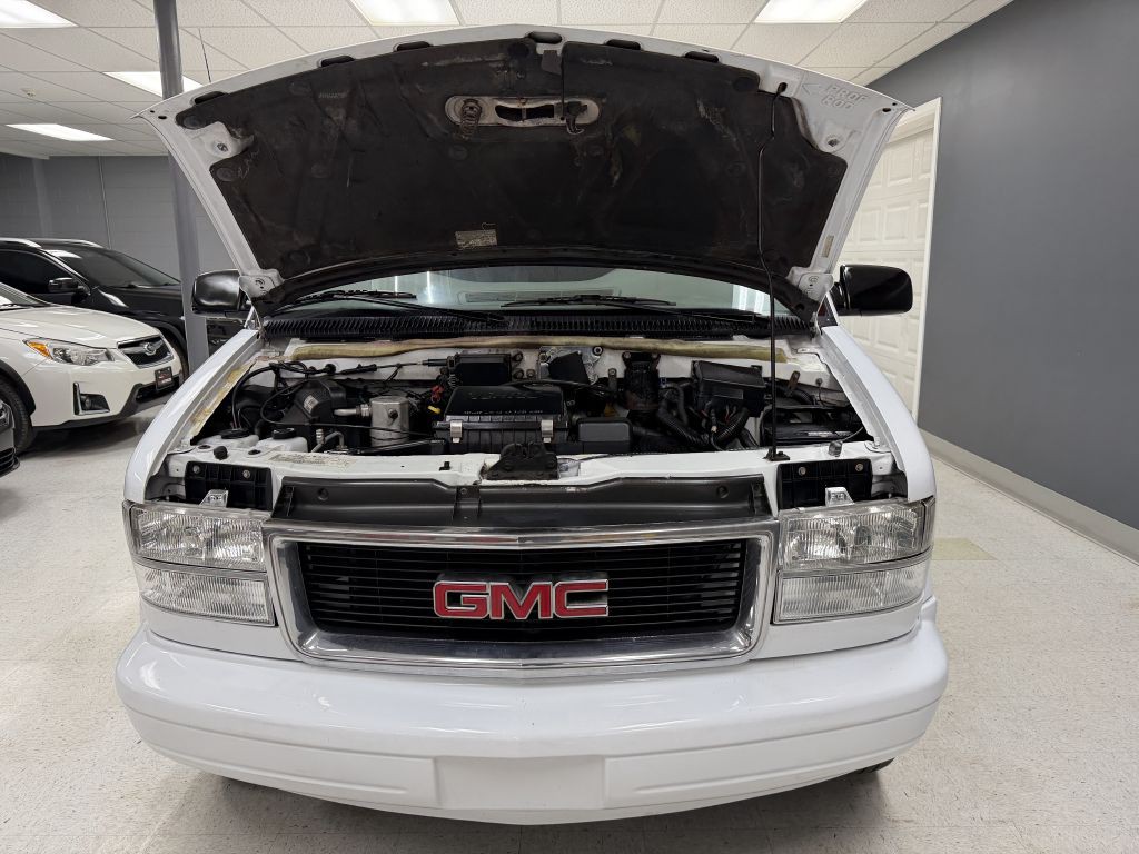 2005 GMC Safari Image 37