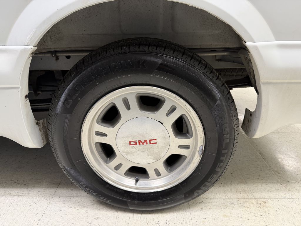 2005 GMC Safari Image 40