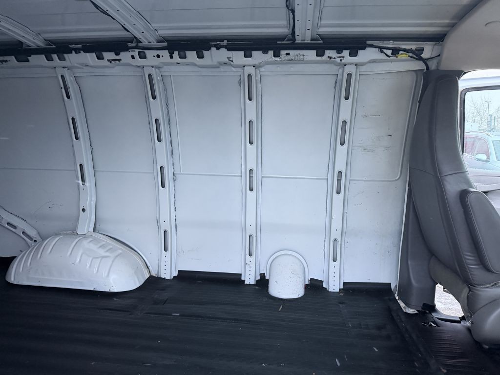 2017 Chevrolet Express Image 23