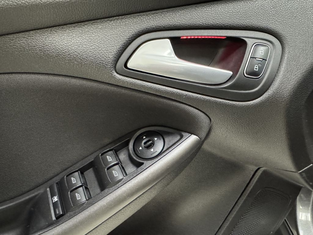 2016 Ford Focus Image 23