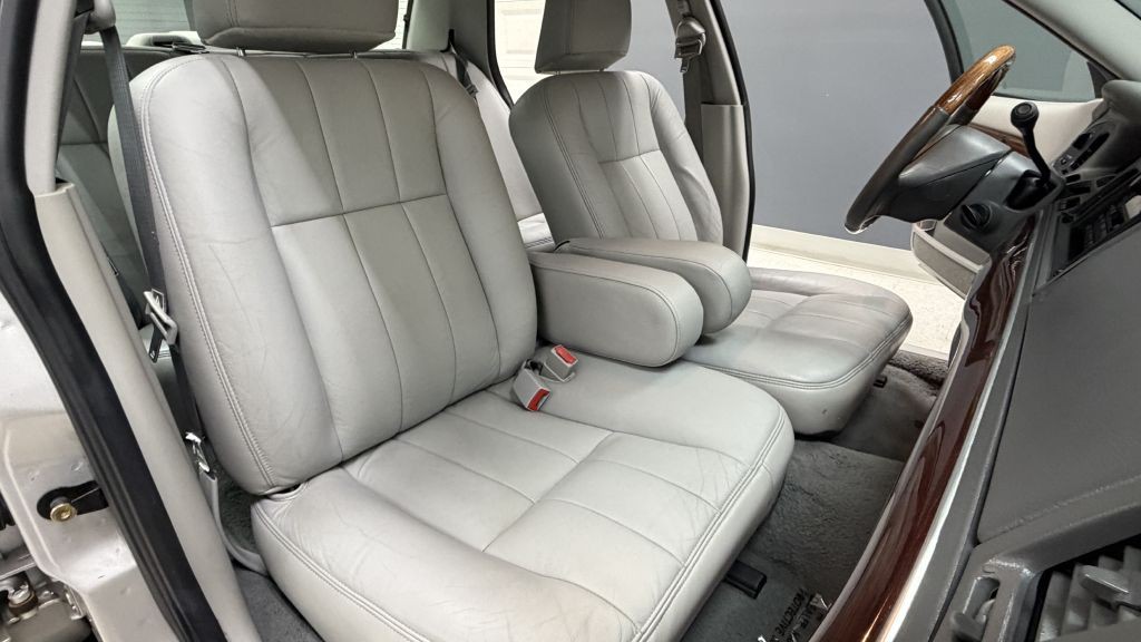 2004 Mercury Grand Marquis Image 23