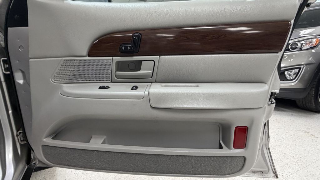 2004 Mercury Grand Marquis Image 32