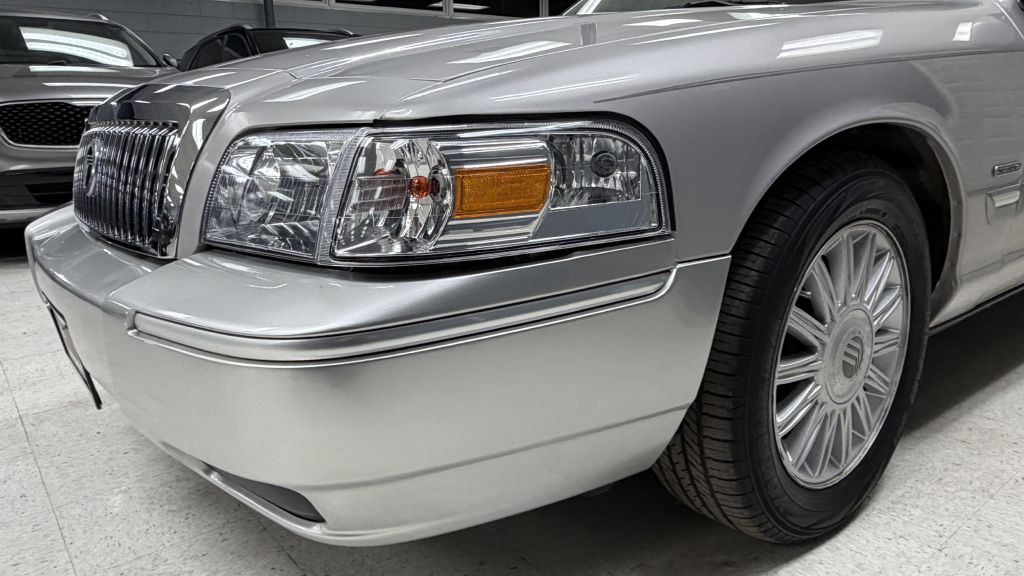2010 Mercury Grand Marquis Image 10