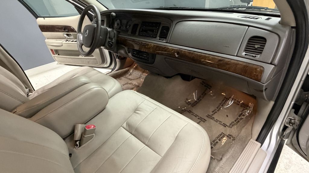 2010 Mercury Grand Marquis Image 19