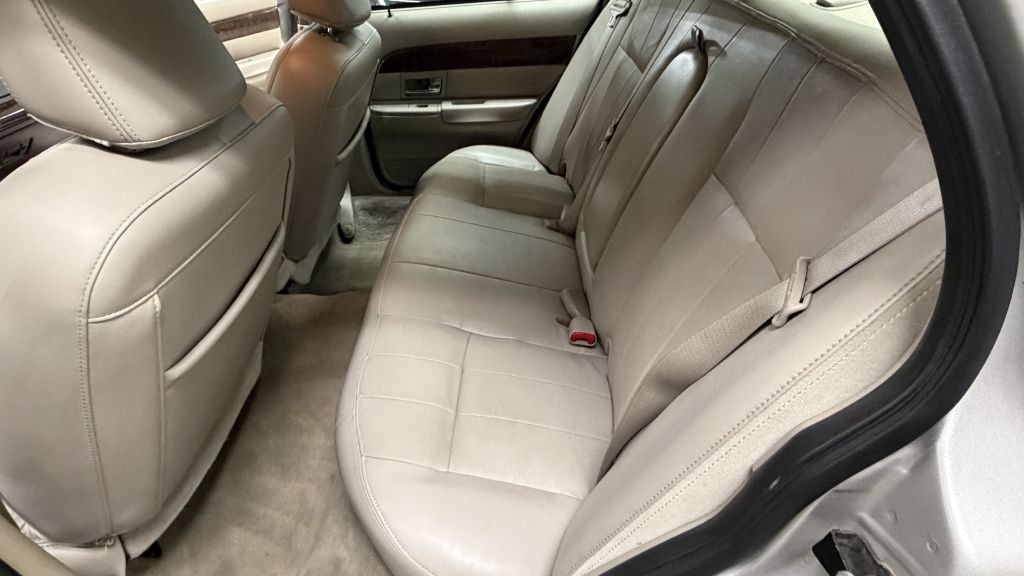 2010 Mercury Grand Marquis Image 22