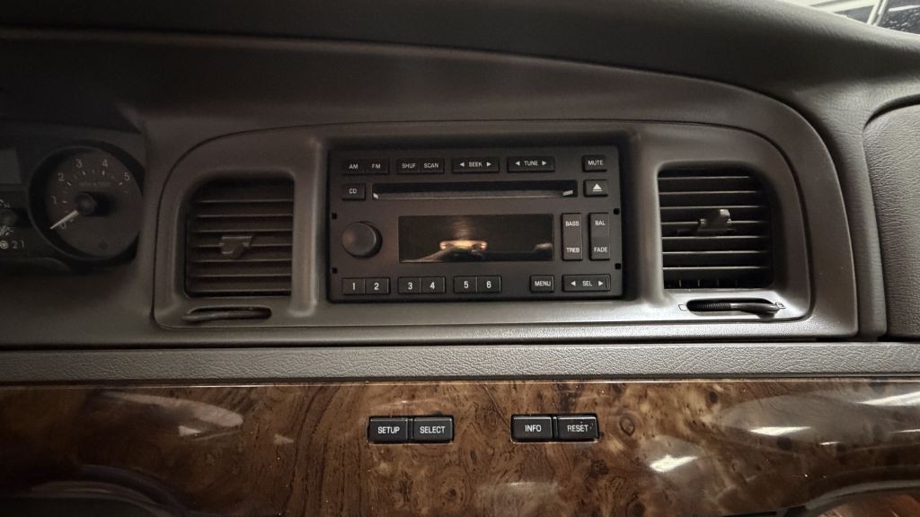 2010 Mercury Grand Marquis Image 28