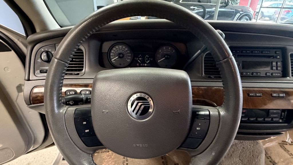 2010 Mercury Grand Marquis Image 31