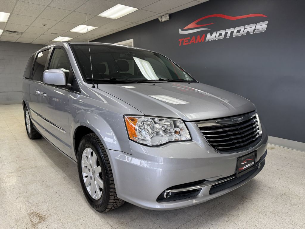 2015 Chrysler Town & Country Image 2