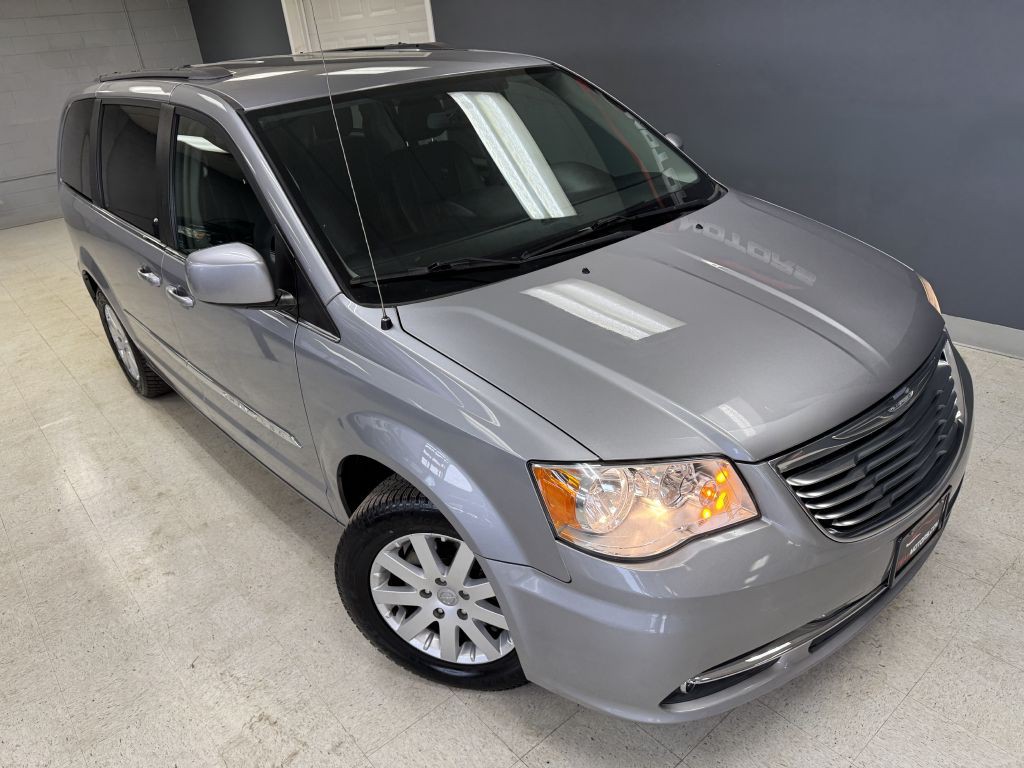 2015 Chrysler Town & Country Image 3