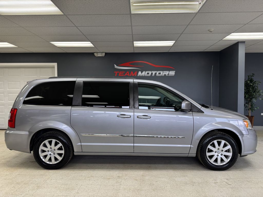 2015 Chrysler Town & Country Image 5