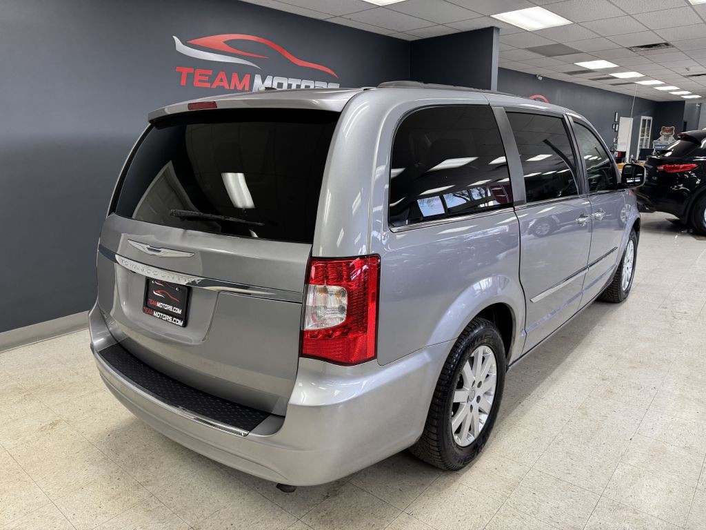 2015 Chrysler Town & Country Image 6