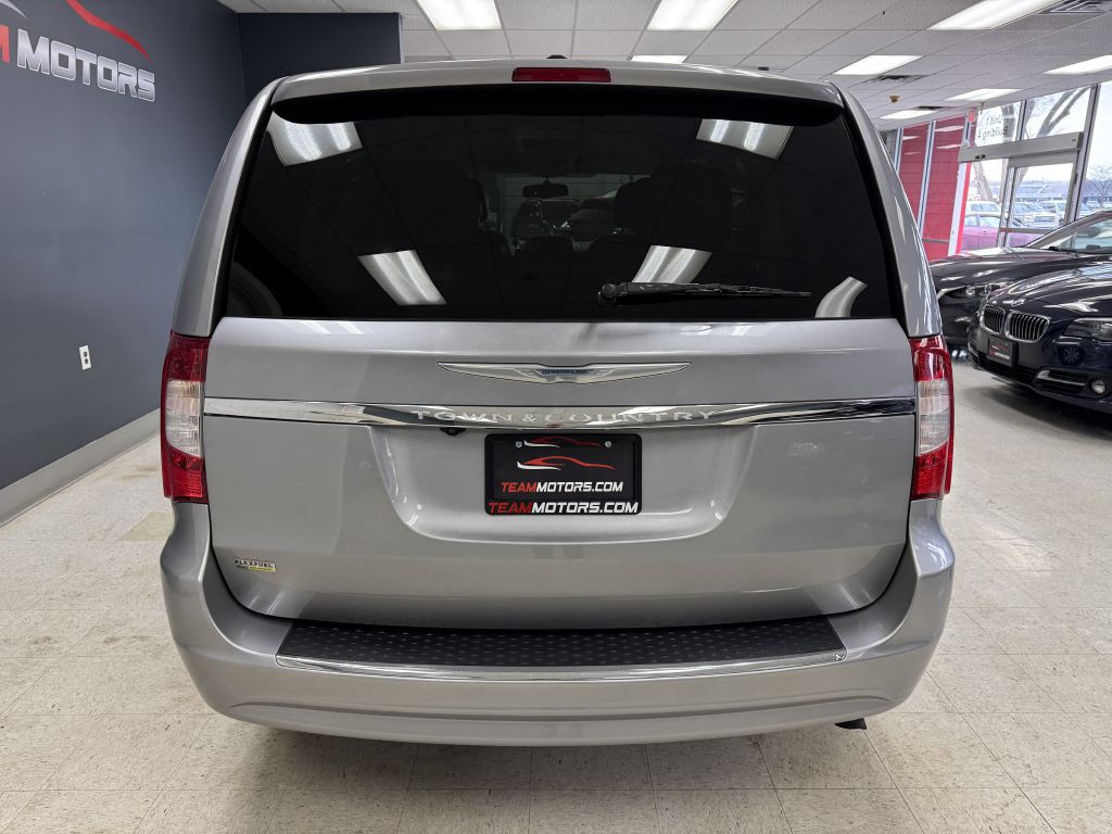2015 Chrysler Town & Country Image 7